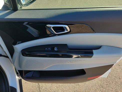 Certified 2024 Kia Carnival EX image 10