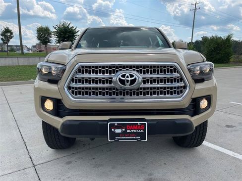 Used 2017 Toyota Tacoma TRD Off-Road w/ Tow Package (A/T) AWD/4WD image 2