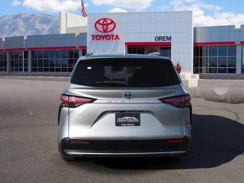 Used 2024 Toyota Sienna Platinum image 4