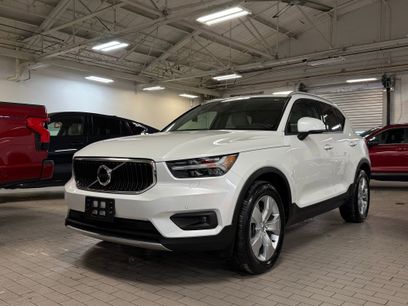 Used 2022 Volvo XC40 T5 Momentum