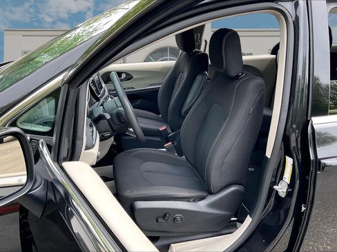 Certified 2023 Chrysler Voyager LX FWD image 22
