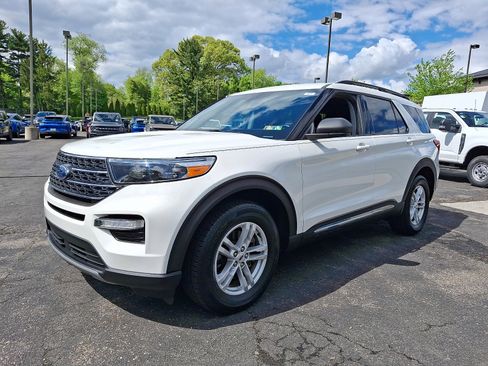 Used 2023 Ford Explorer XLT w/ Equipment Group 202A AWD/4WD image 3