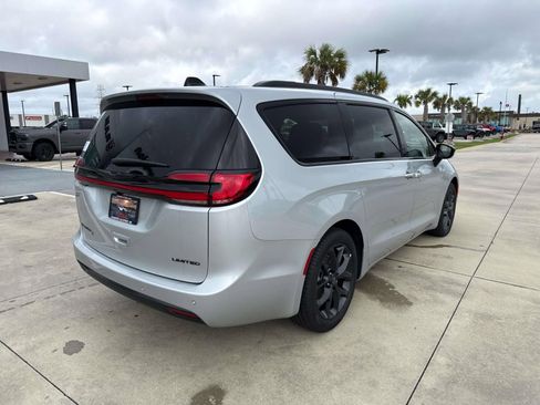 New 2026 Chrysler Pacifica Limited w/ S Appearance Package image 7