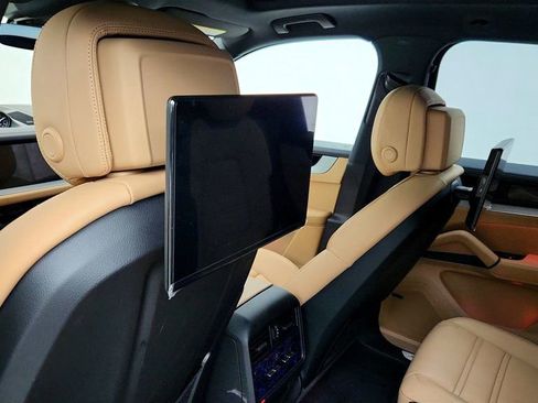 Used 2024 Porsche Cayenne w/ Premium Package Plus image 21