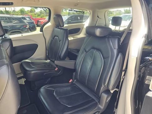 Used 2022 Chrysler Pacifica Touring-L FWD image 8
