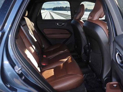 Used 2021 Volvo XC60 T5 Momentum w/ Advanced Package image 25