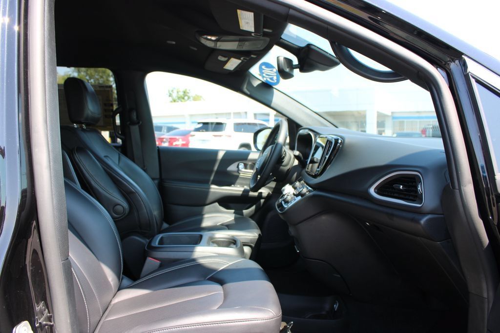 Used 2025 Chrysler Pacifica Select FWD image 28