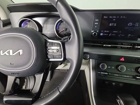 Used 2023 Kia Carnival LX image 29