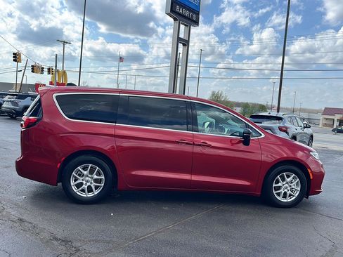 Used 2025 Chrysler Pacifica Select image 6