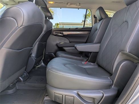 Used 2021 Toyota Highlander Platinum image 15