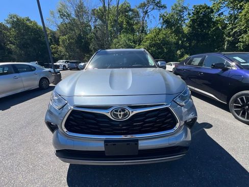 Used 2022 Toyota Highlander Platinum AWD/4WD image 2