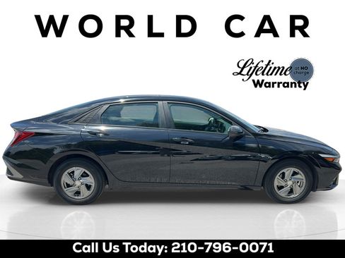 Used 2025 Hyundai Elantra SE FWD image 3