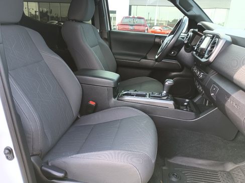 Used 2019 Toyota Tacoma TRD Sport AWD/4WD image 34