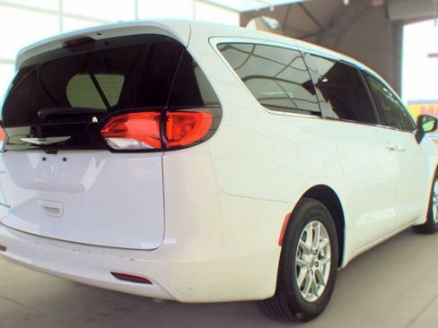 Used 2023 Chrysler Voyager LX FWD image 3