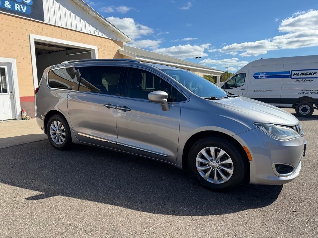 Used 2019 Chrysler Pacifica Touring-L FWD image 3
