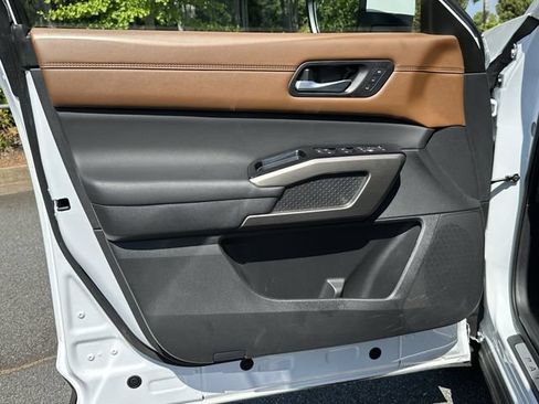 Certified 2025 Nissan Pathfinder Platinum FWD image 12