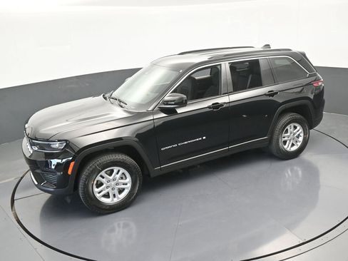 Used 2025 Jeep Grand Cherokee Laredo image 41