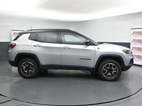 Used 2024 Jeep Compass Trailhawk AWD/4WD image 9