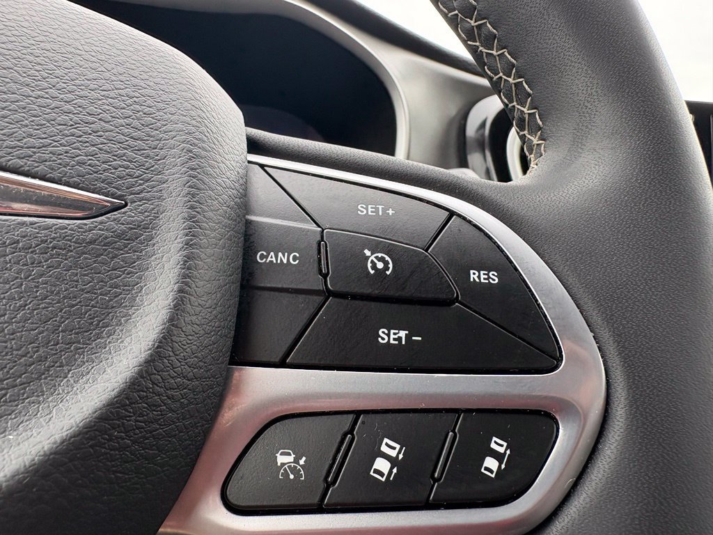 Used 2023 Chrysler Pacifica Touring-L FWD image 42