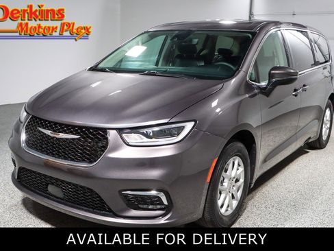 Used 2023 Chrysler Pacifica Touring-L image 1