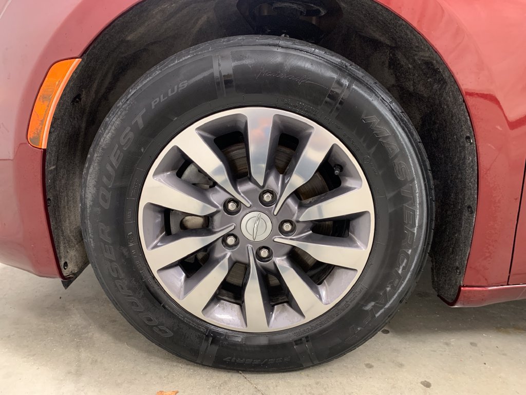 Used 2019 Chrysler Pacifica Touring-L Plus FWD image 2