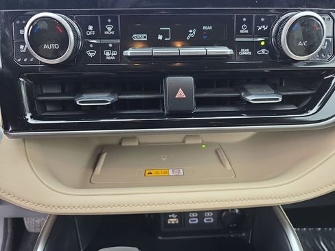 Used 2024 Toyota Highlander Limited image 22