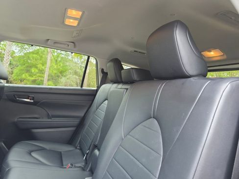 Certified 2024 Toyota Highlander XLE image 23