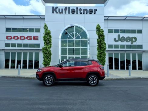 Used 2026 Jeep Compass Trailhawk AWD/4WD image 1