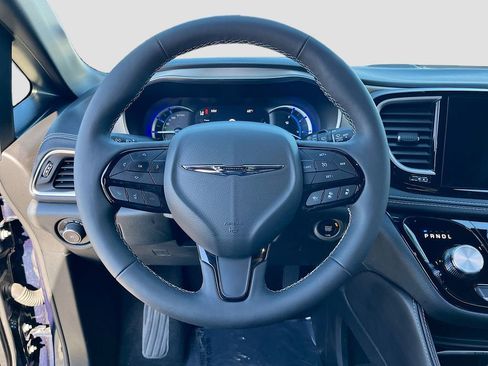 Certified 2024 Chrysler Pacifica Premium image 11