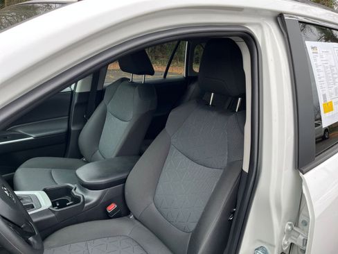 Used 2025 Toyota RAV4 XLE image 36