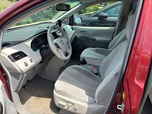 Used 2011 Toyota Sienna LE w/ Towing Pkg FWD image 5