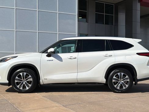 Used 2021 Toyota Highlander XLE AWD/4WD image 7