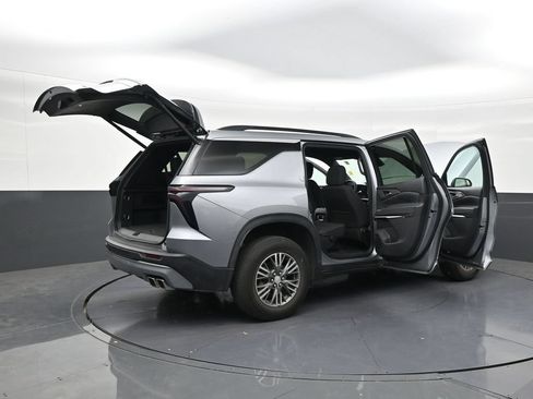 Used 2024 Chevrolet Traverse LT FWD image 28