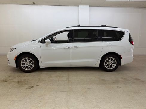 Used 2022 Chrysler Pacifica Touring-L FWD image 2