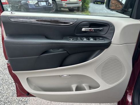 Used 2015 Dodge Grand Caravan SXT FWD image 8