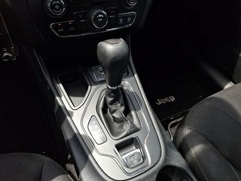 Used 2019 Jeep Cherokee Latitude w/ Popular Appearance Group FWD image 11