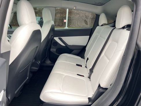 Used 2022 Tesla Model Y Long Range image 16