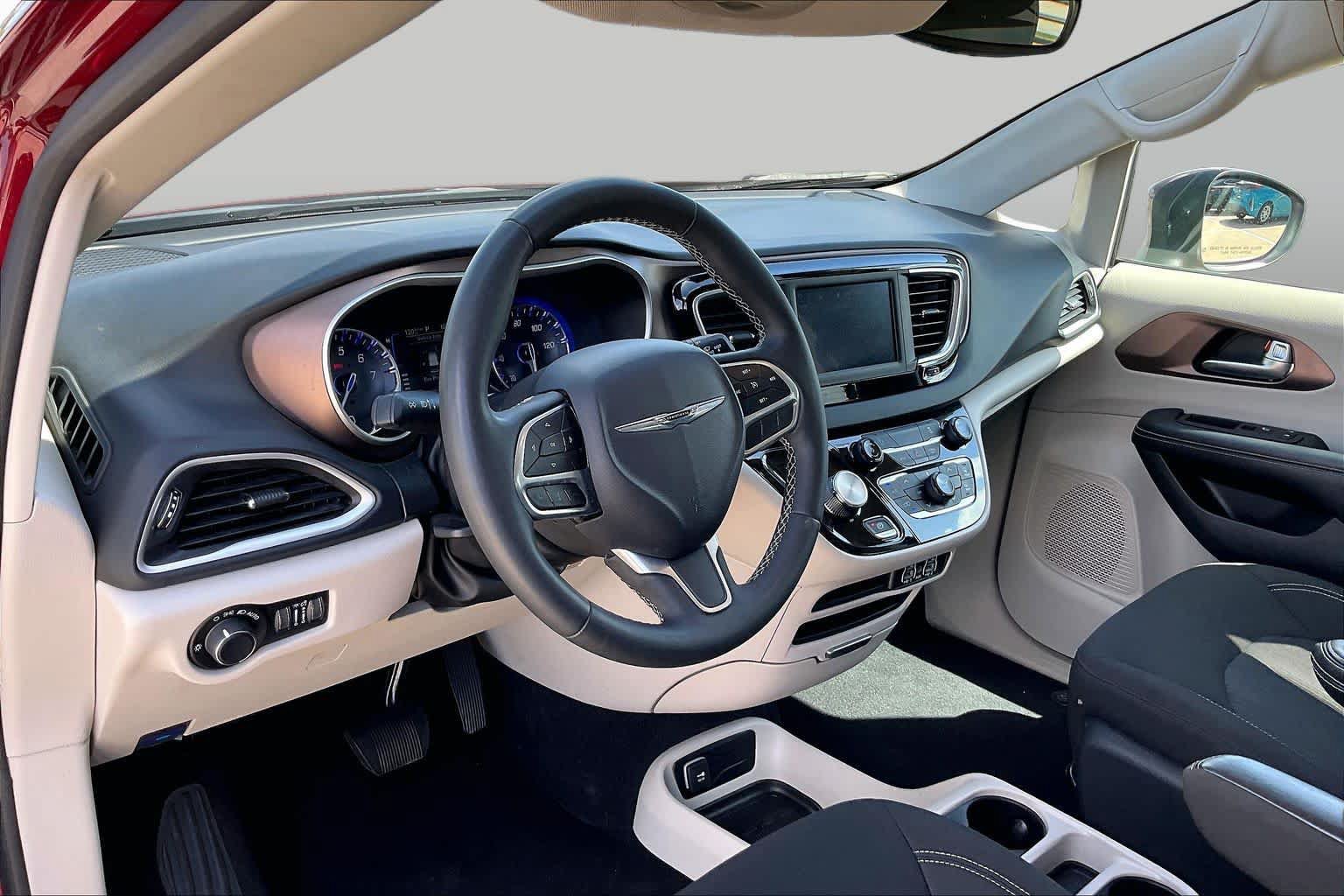 Used 2023 Chrysler Voyager LX FWD image 17