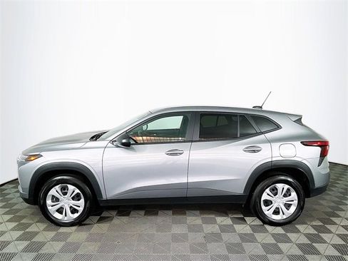 Certified 2025 Chevrolet Trax LS image 4