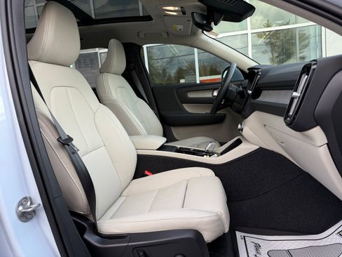 Used 2025 Volvo XC40 B5 Plus w/ Protection Package Premier image 21