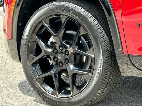 Used 2025 Chevrolet Traverse RS FWD image 11