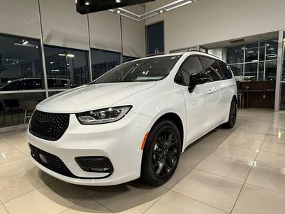 New 2026 Chrysler Pacifica Limited w/ S Appearance Package