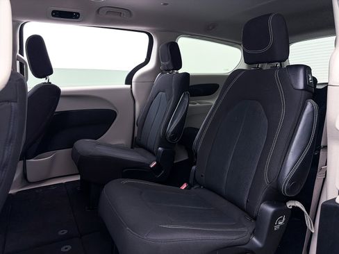 Used 2023 Chrysler Voyager LX image 34