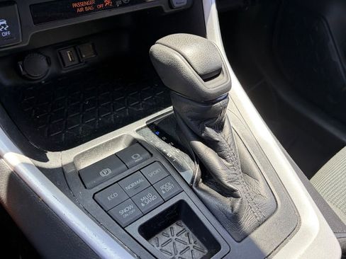 Used 2021 Toyota RAV4 LE w/ Carpet Mat Package (TMS) AWD/4WD image 8