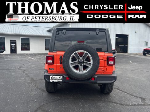 Used 2018 Jeep Wrangler Unlimited Sahara w/ Cold Weather Group AWD/4WD image 6