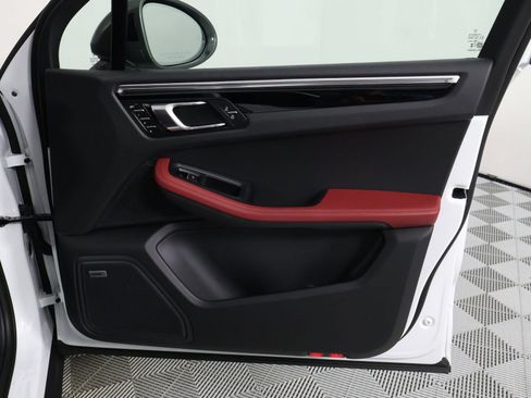 Certified 2026 Porsche Macan Turbo AWD/4WD image 23