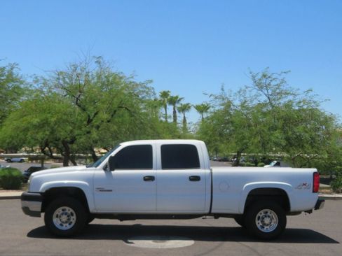 Used 2004 Chevrolet Silverado 2500 LS w/ Skid Plate Package AWD/4WD image 2
