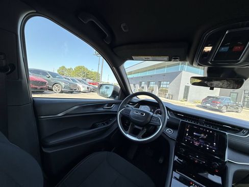 Used 2025 Jeep Grand Cherokee Laredo AWD/4WD image 15
