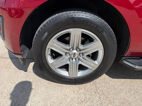Used 2018 Ford Expedition XLT w/ Equipment Group 202A RWD image 12