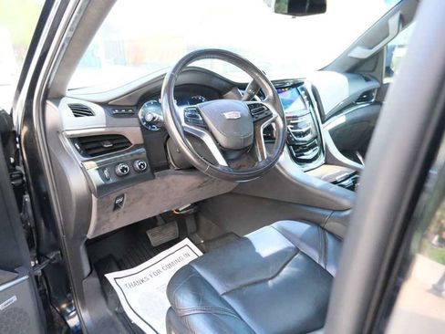 Used 2019 Cadillac Escalade ESV Platinum AWD/4WD image 17